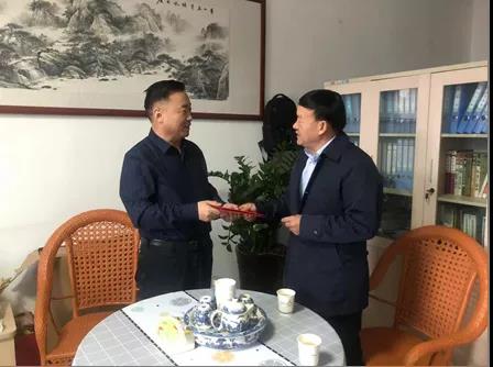 敦煌種業(yè)領導看望慰問公司老干部、老黨員及困難黨員職工