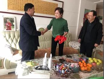 敦煌種業(yè)領導看望慰問公司老干部、老黨員及困難黨員職工