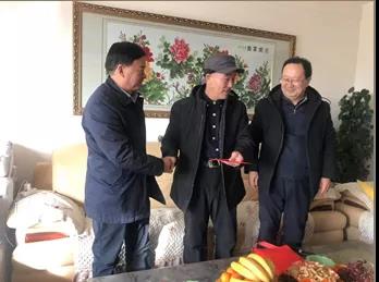 敦煌種業(yè)領導看望慰問公司老干部、老黨員及困難黨員職工