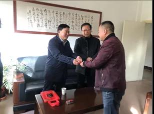 敦煌種業(yè)領導看望慰問公司老干部、老黨員及困難黨員職工